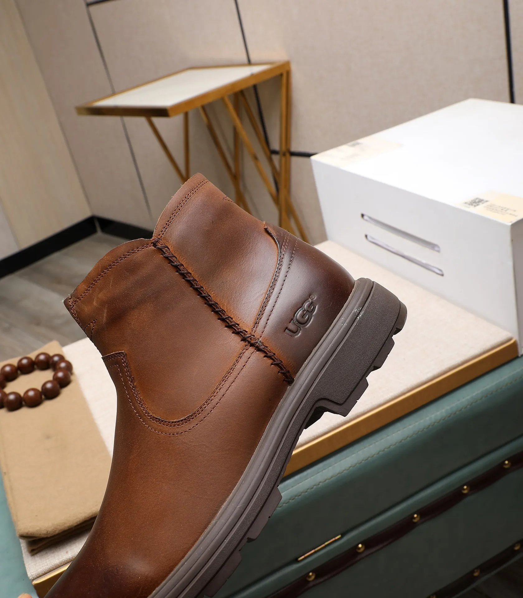 Men's men's shoes💰640 UGG (100% genuine wool lining, 10% off for fake ones) Please pay attention to the quality of the original order and compare the thickness of the wool🏮🏮Hot-selling UGG from Australia's warm luxury brand men's shoes, the official website is synchronized, Beckham men's style..., made of imported top-layer waxed cowhide, waxed toe cap, Australian real wool velvet lining Carefully sewn...Imported rubber Martin boots outsole (comfortable, soft and wear-resistant). I really like the quality..Exquisite workmanship. You can't put it down at first sight. Size 39-44